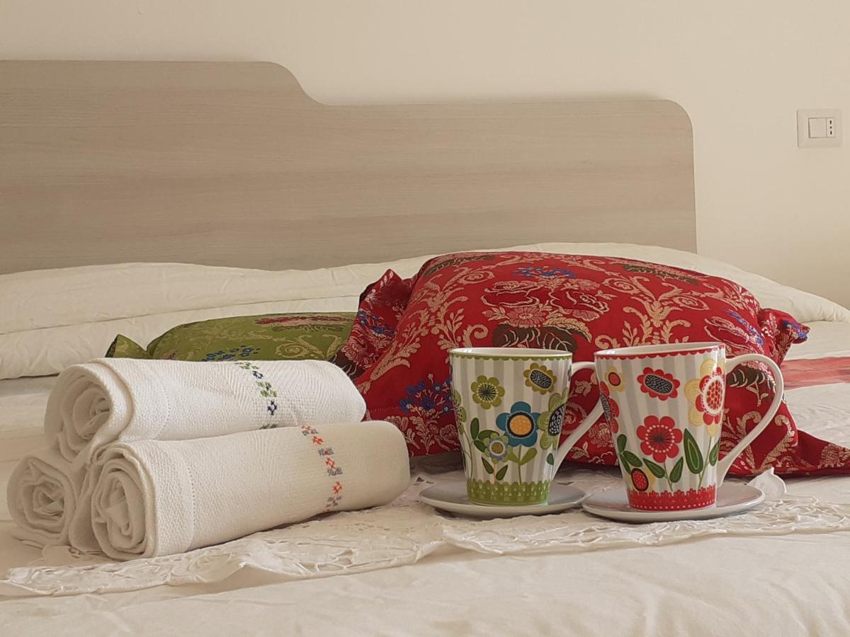 Zimmer mit Kingsize-Bett und Balkon
