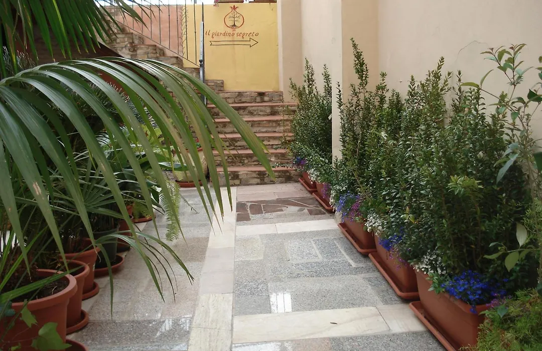 Guest House Il Giardino Segreto-1